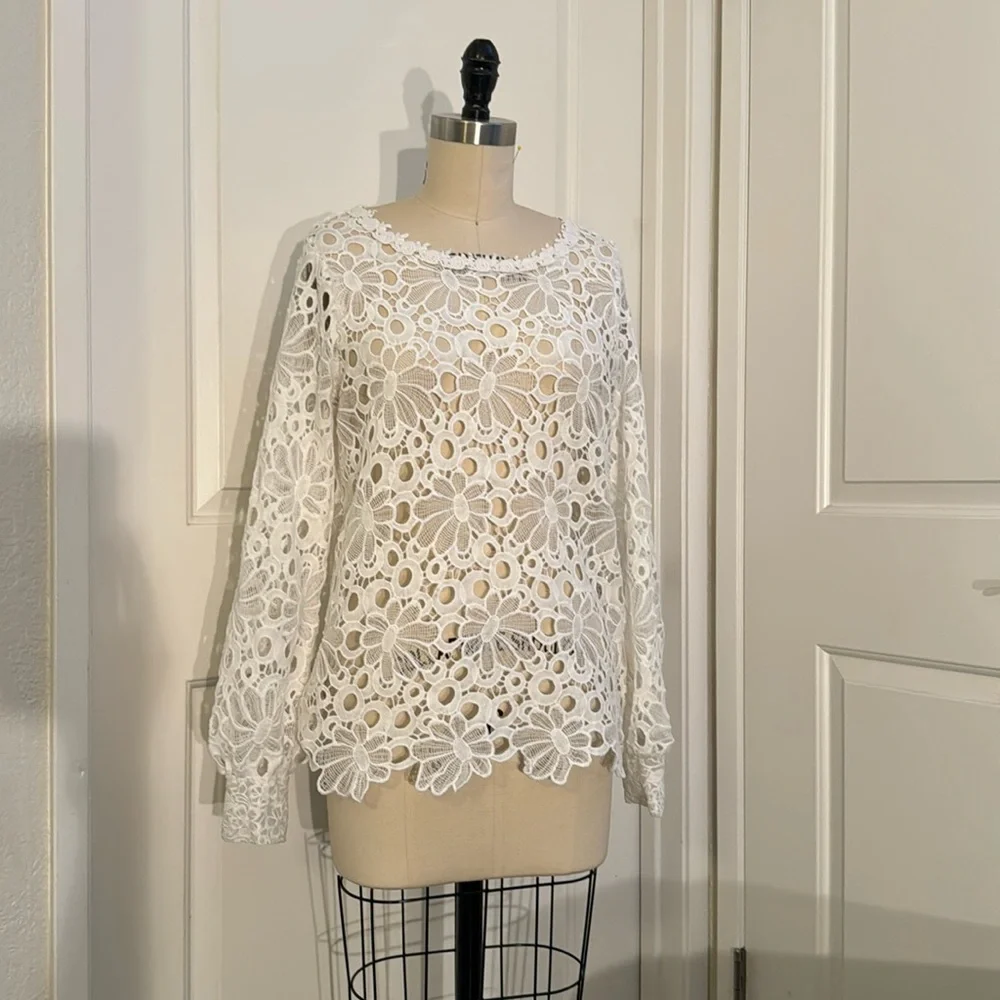 Crochet style top with embroidered floral design size Small Lace appliqué